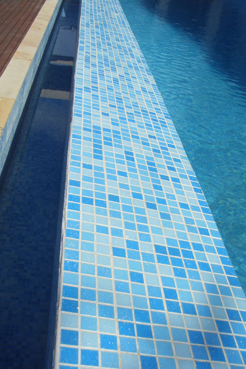 GC455 Mid Blue Blend glass mosaic pool tile shown in situ