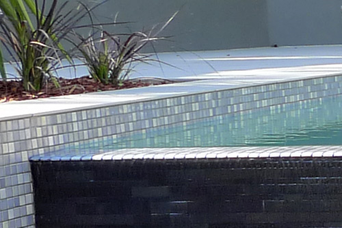 GC465 Snow Blend glass mosaic pool tile shown in situ