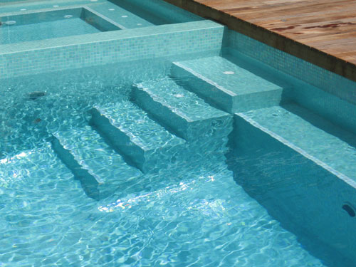 gc093 Aquamarine Pearl glass mosaic pool tile shown in situ