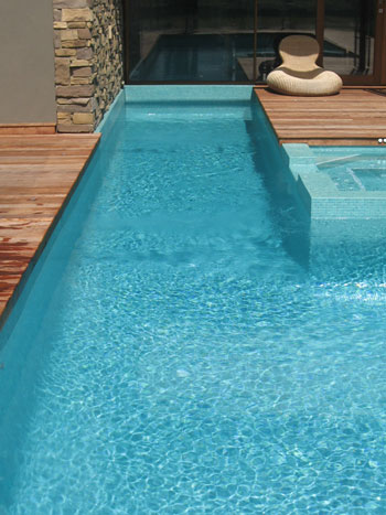 gc093 Aquamarine Pearl glass mosaic pool tile shown in situ