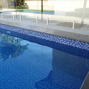 Pool interior tiled with GCR080 Mid Blue Blend Crystal 23mm mosaic tiles