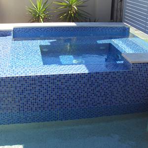 Pool interior tiled with GCR080 Mid Blue Blend Crystal 23mm mosaic tiles