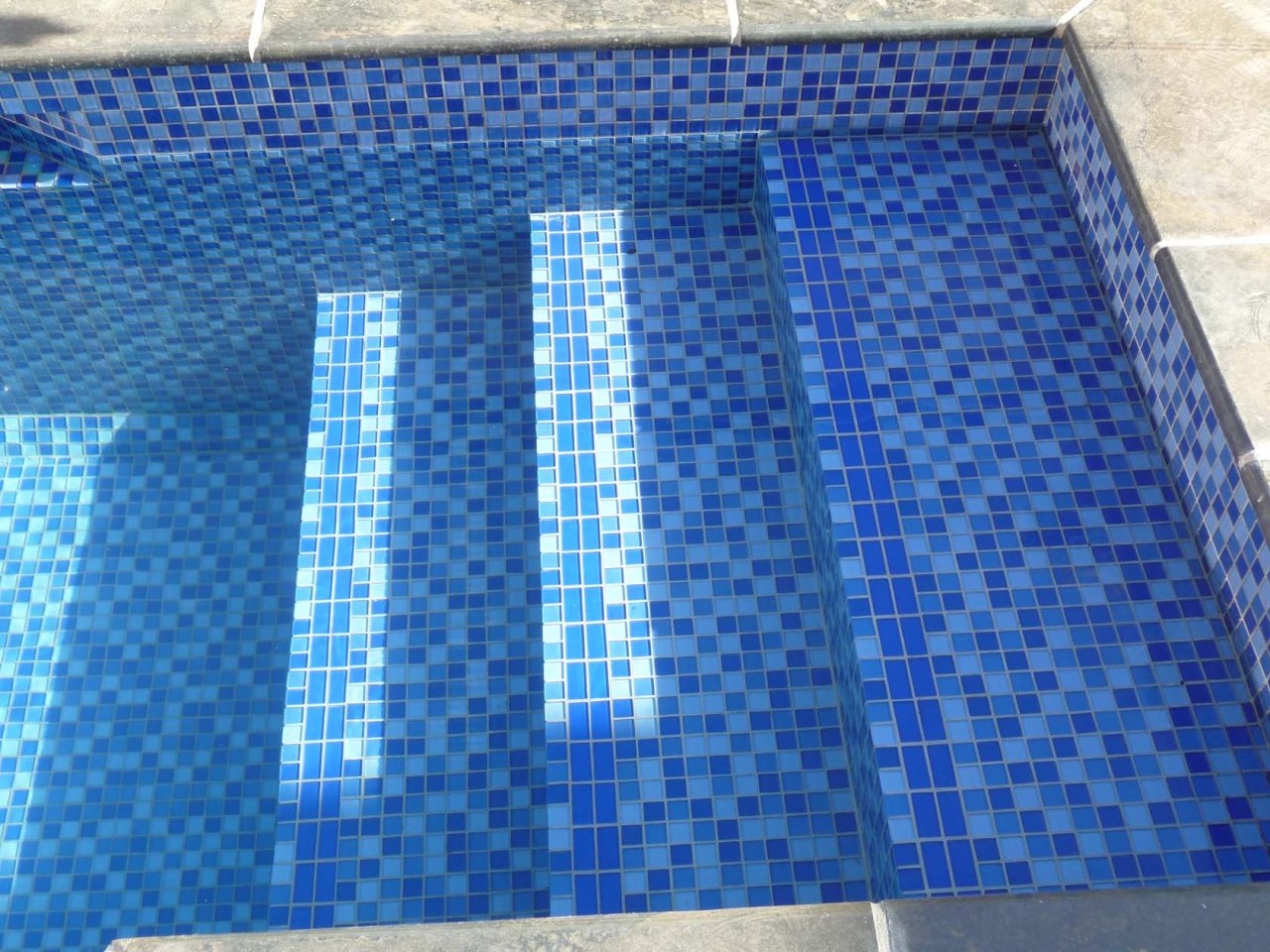 Mid Blue Blend Crystal Pool Tiles Glass Mosaic Tiles GCR080